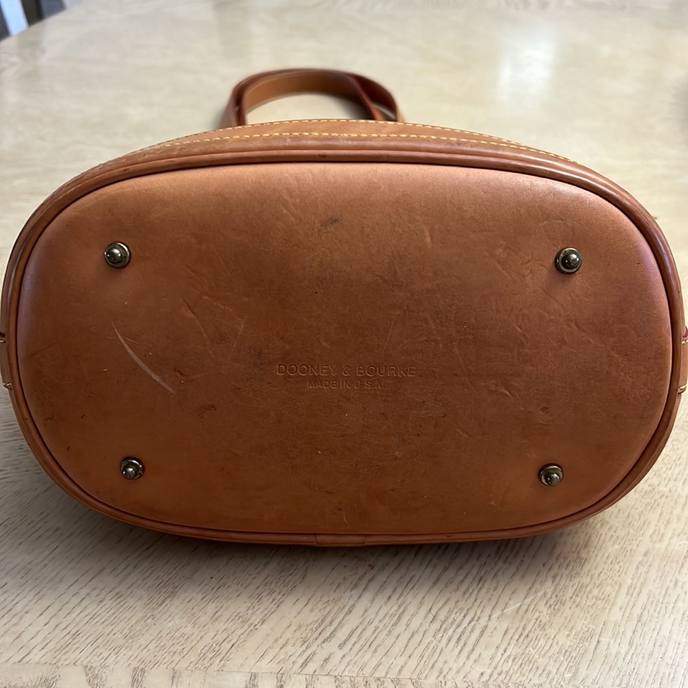 Vintage DOONEY & BOURKE tan canvas tote bag with leather shoulder straps & trim. - Picture 4 of 11